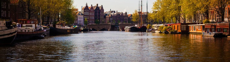 Experience Amsterdam from Luxurious Houseboat rentals